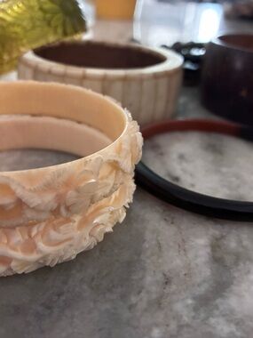 Lot of vintage celluloid, bone, brass snd coconut shell bagels. 11 total!